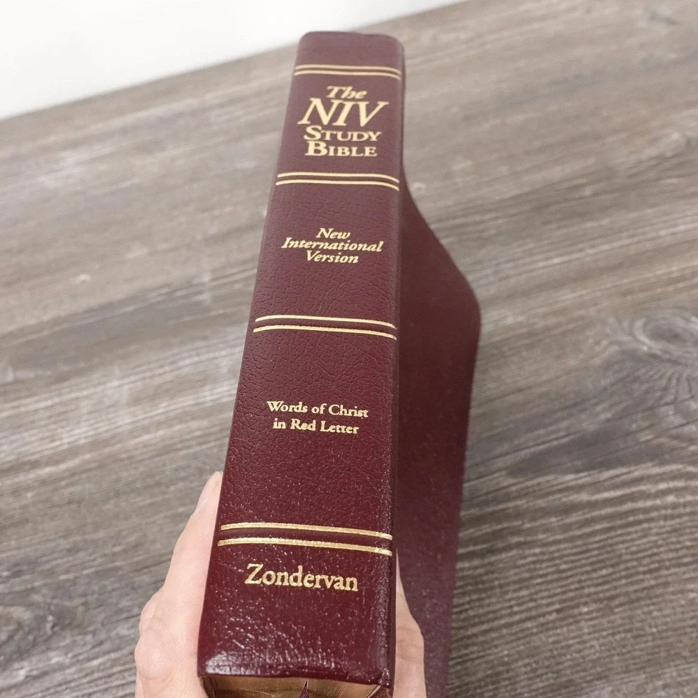 The NIV Study Bible‎ Herald Burgundy Bonded Leather Hardcover Red Letter